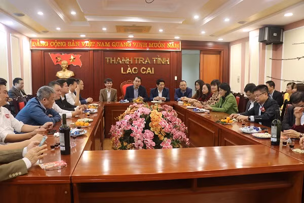 Trường hợp các quyết định bổ nhiệm không đúng quy định, không đúng quy trình, không đủ cơ sở sẽ bị thu hồi, hủy bỏ. Kể cả thành tích mà không xứng đáng cũng bị thu hồi hủy bỏ để đảm bảo công bằng. Vấn đề này cơ quan chức năng sẽ xem xét làm rõ và có quyết định theo quy định của pháp luật. 