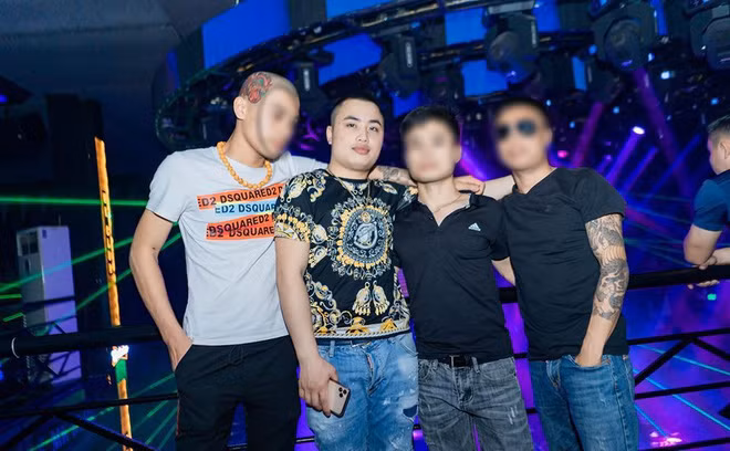 Chiều tối 22/5/2018, sau khi biết anh Hoàng vẫn không thay đổi khung giờ chạy xe, Tiến và Sáng cùng 4 thanh niên khác mang hung khí tới gặp anh Hoàng tại nhà riêng. Khi anh Hoàng vừa mở cổng thì bị một thanh niên trong nhóm Tiến vung dao chém vào cổ tay. Anh Hoàng bỏ chạy vào nhà và nằm trên giường thì bị Tiến cùng một thanh niên khác đuổi theo, chém nhiều nhát vào chân, tay. Gây án xong, Tiến cùng đồng bọn dời khỏi hiện trường. 