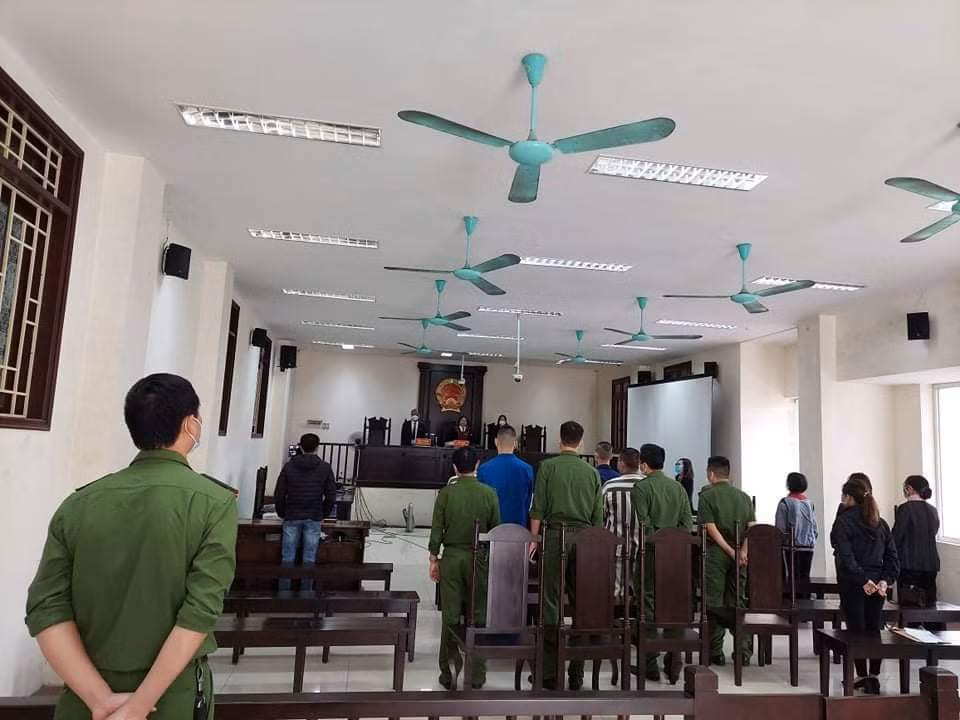 Cáo trạng của Viện KSND tỉnh Thái Bình nêu rõ, đầu năm 2018, anh Trần Văn Thuân (34 tuổi) và anh Trần Ngọc Hoàng (38 tuổi), cùng là lái xe ở tỉnh Thái Bình) xảy ra mâu thuẫn trong việc đón trả khách tuyến Hà Nội - Thái Bình và chiều ngược lại. Anh Thuân sau đó nhờ Tiến tới gặp anh Hoàng đề nghị thay đổi khung giờ đón trả khách trên tuyến. 