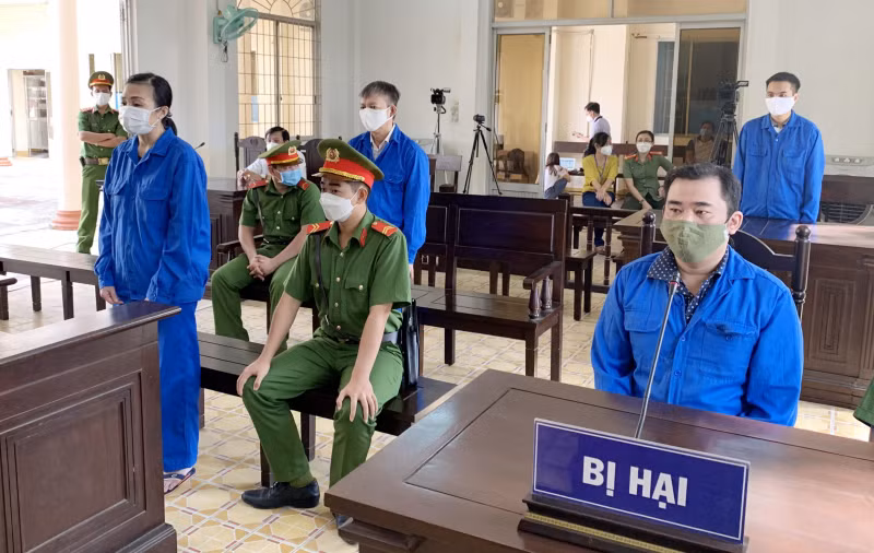 Mới đây, TAND tỉnh An Giang quyết định hoãn phiên tòa xét xử vụ lừa đảo chiếm đoạt 20 tỷ đồng để “chạy điều chuyển Giám đốc Công an tỉnh An Giang”, trả hồ sơ cho VKSND cùng cấp tiếp tục làm rõ thêm một số vấn đề liên quan. HĐXX cho rằng một số vấn đề chưa được điều tra làm rõ, có khả năng bỏ lọt người phạm tội và xuất hiện hiện loại tội phạm mới.