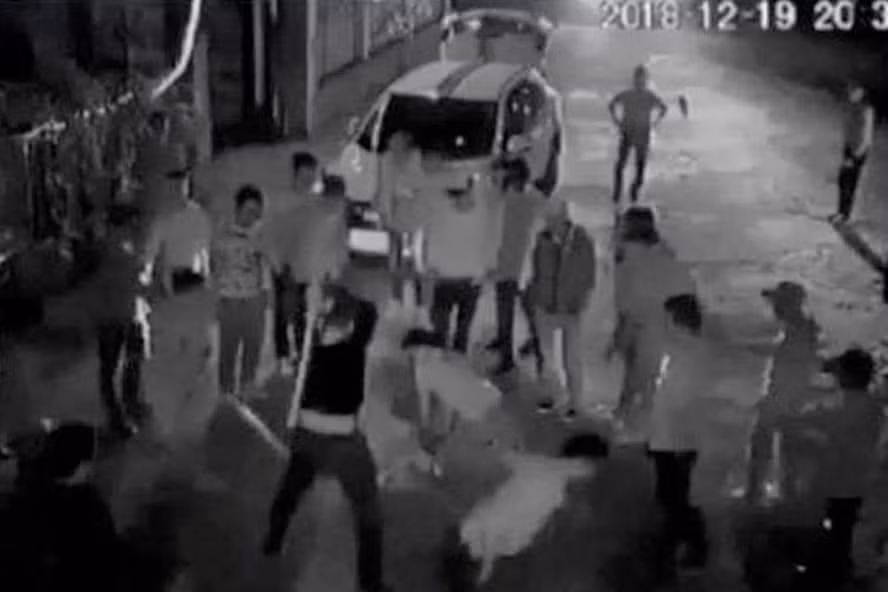 Cáo trạng nêu rõ, khoảng tháng 4/2018, Bùi Mạnh Tiến và Phạm Văn Sáng đến nhà anh Trần Ngọc Hoàng (lái xe ô tô khách 9 chỗ ngồi tuyến Vũ Thư, Thái Bình - Hà Nội), yêu cầu anh Hoàng mỗi tháng phải đưa 3 triệu đồng và phải đón khách sau 15h hàng ngày, nhưng anh Hoàng không đồng ý. 