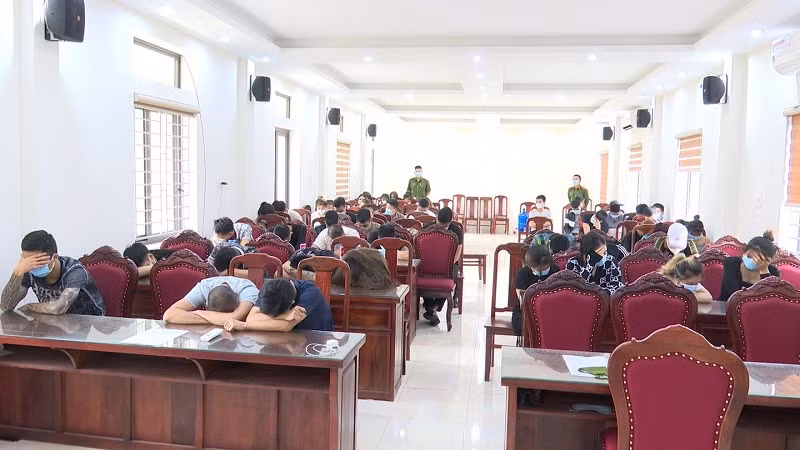 Hải Dương: 56 nam, nữ dương tính ma túy trong karaoke Gia Đình Hai Duong: 56 nam, nu duong tinh ma tuy trong karaoke Gia Dinh