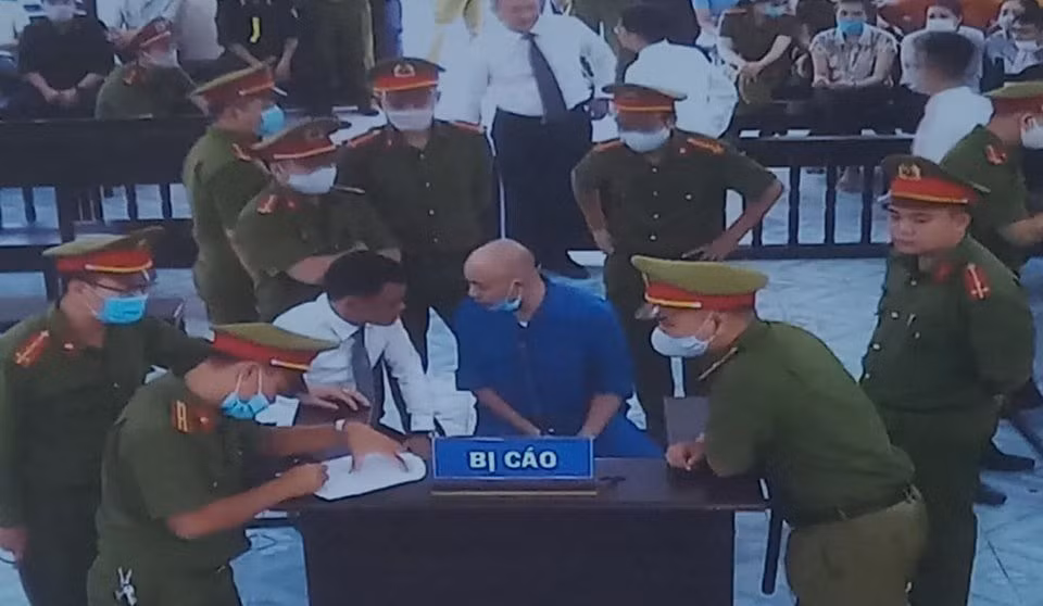 Trước đó, trong vụ án gây thương tích tại trụ sở Công an phường Trần Lãm (TP Thái Bình), ngày 18/8/2020, HĐXX TAND TP Thái Bình (tỉnh Thái Bình) đã tuyên phạt bị cáo Nguyễn Xuân Đường 2 năm 6 tháng tù giam về tội “Cố ý gây thương tích”. Bị hại là anh Mai Thế Duy (32 tuổi, trú tại phường Trần Lãm, thành phố Thái Bình).