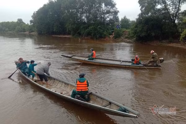  Bố cùng con trai 2 tuổi ở Quảng Trị rơi xuống sông tử vong: Chiều 23/10, ông Võ Văn Tuấn - Chủ tịch UBND xã Vĩnh Chấp, huyện Vĩnh Linh, Quảng Trị cho biết, vào lúc 15h cùng ngày, lực lượng chức năng đã tìm thấy thi thể bé Đinh Đức L. (SN 2014) cùng bố là ông Đinh Như Đ. (SN 1976, trú tại thôn Bình An, xã Vĩnh Chấp) và đã bàn giao thi thể hai cha con cho gia đình đưa về nhà lo hậu sự. Chiều 20/10, ông Đ. đi xe máy chở con trai đi ra khỏi nhà sau đó gặp nạn. (Ảnh: Vietnamnet). 