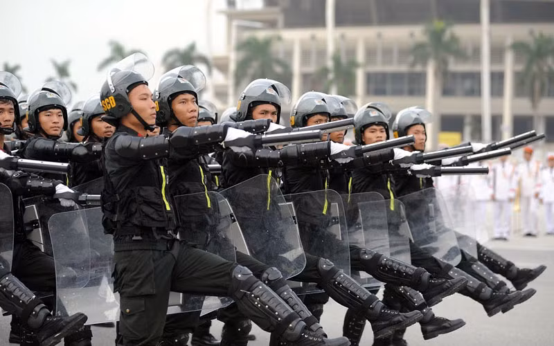 Đáng chú ý, dự thảo nêu quy định 7 quyền hạn của cảnh sát cơ động, trong đó bổ sung hai quyền mới phù hợp với yêu cầu thực tiễn thực hiện nhiệm vụ của Cảnh sát cơ động. (Ảnh: VOV)