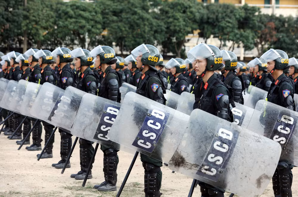 Cụ thể, Cảnh sát cơ động được mang theo người vũ khí, công cụ hỗ trợ, phương tiện, thiết bị kỹ thuật nghiệp vụ vào cảng hàng không và lên tàu bay dân sự trong các trường hợp: Chống khủng bố, giải cứu con tin, trấn áp đối tượng có hành vi phạm tội nguy hiểm có sử dụng vũ khí. (Ảnh: Zing)