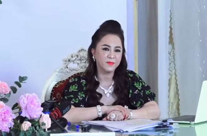 Tối ngày 26/10, bà Phương Hằng thông tin đã gửi đơn kiện nhà báo Đức Hiển đến Bộ Công an, Công an Bình Dương. Trước đó, bà Nguyễn Phương Hằng đã có đơn tố cáo ca sĩ Đàm Vĩnh Hưng có dấu hiệu chiếm dụng tiền từ thiện trái phép thông qua việc dùng tài khoản cá nhân vận động từ thiện. Hiện cơ quan chức năng đang điều tra, xác minh tố giác về tội phạm của bà Phương Hằng tố cáo ông Võ Hoàng Yên có hành vi lừa đảo và lạm dụng tín nhiệm chiếm đoạt tài sản…Trong các buổi livestream, bà Hằng cũng phản ánh việc các cá nhân kêu gọi, quyên góp từ thiện như: nghệ sĩ Hoài Linh, Đàm Vĩnh Hưng, Thuỷ Tiên, Trấn Thành, Võ Hoàng Yên…
