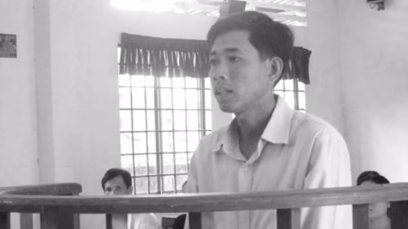  Thầy giáo gạ tình đổi điểm với nữ sinh lớp 10: Ngày 31/7/2014, TAND quận Ô Môn (TP.Cần Thơ) đã tuyên phạt Nguyễn Văn Hoàng mức án 2 năm tù nhưng cho hưởng án treo về tội “Cưỡng dâm”. Hoàng nguyên giáo viên dạy môn Công nghệ Trường THPT Thới Long đã có hành vi gạ tình đổi điểm nữ sinh L.T.K.L (SN 1996), khi đó là học sinh lớp 10 tại Trường THPT Thới Long và đã quan hệ tình dục với nữ sinh này tại nhà vệ sinh của trường.