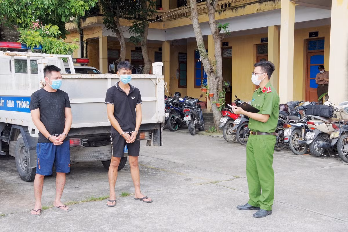 Danh con no giua duong, hai doi tuong bi dieu tra toi “Cuop tai san”