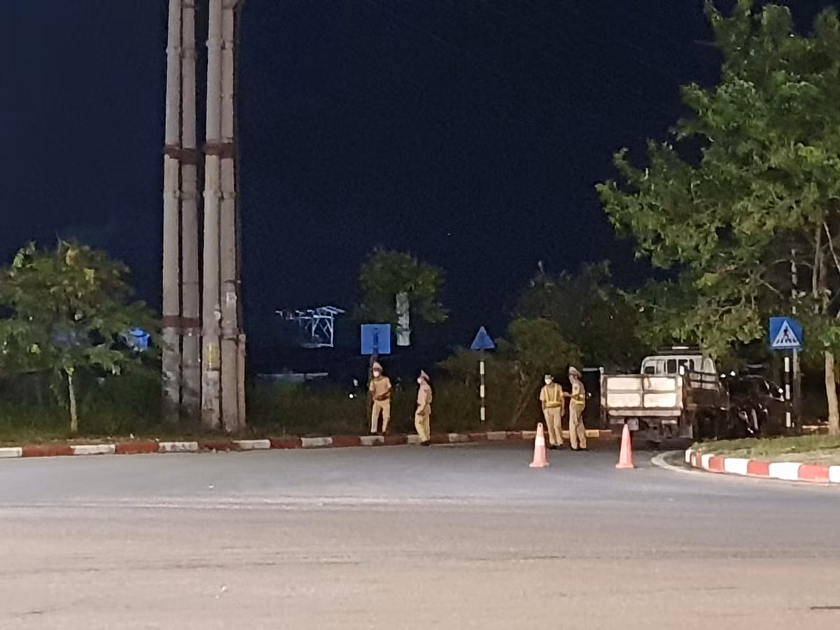 Lực lượng CSGT bảo vệ khu vực trước cửa công ty, nơi xảy ra vụ nổ.