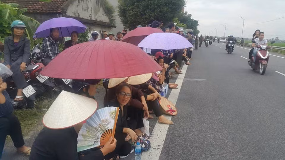 Khắp các con đường dẫn vào khu an táng, người dân đều đứng kín ven đường. Ảnh Hải Ninh