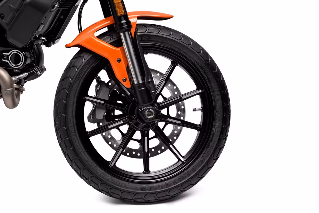 Tay côn dầu trên Scrambler 2019 cho cảm giác nhẹ hơn và có nhiều cấp độ điều chỉnh. Hệ thống phanh cũng được cải tiến với hệ thống chống bó cứng phanh ABS được nâng cấp lên module Cornering ABS biến thiên theo góc cua do Bosch sản xuất. Bên cạnh đó, hệ thống treo trên Scrambler 2019 đã được điều chỉnh mềm hơn.