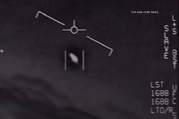 Đầu năm 2015, camera trên máy bay của hải quân Mỹ ghi lại hình ảnh một UFO bay trên biển, các phi công ngạc nhiên về điều họ nhìn thấy. "Ôi thứ gì thế kia?", một người nói. "Hãy nhìn nó bay mà xem!"