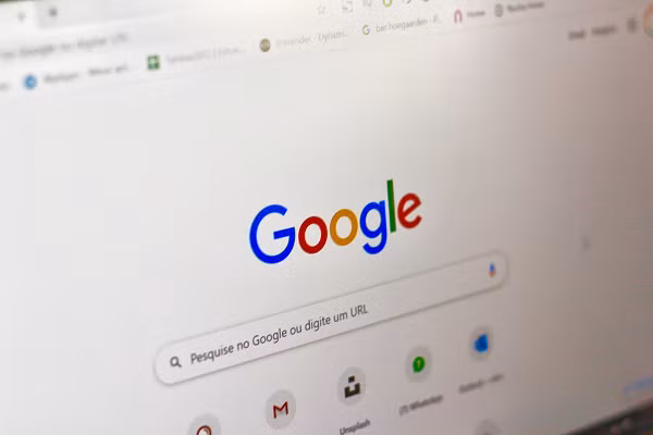 Về mặt kỹ thuật, Google sẽ thu thập dữ liệu (Crawl) trên các website để thu thập dữ liệu từ chúng. Sau đó lập chỉ mục dữ liệu (Index) các trang web vào cơ sở dữ liệu. Cuối cùng truy xuất các trang web phù hợp nhất với truy vấn tìm kiếm của người dùng.