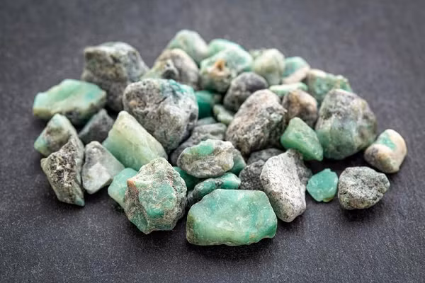 Beryli là kim loại kiềm thổ và có màu xám. Beryli xuất hiện tự nhiên ở trong lớp vỏ Trái Đất, không khí, đất và nước. Tuy nhiên, Beryli không có nhiều trong vũ trụ vì nó chỉ được tạo ra trong những vụ nổ sao siêu mới.