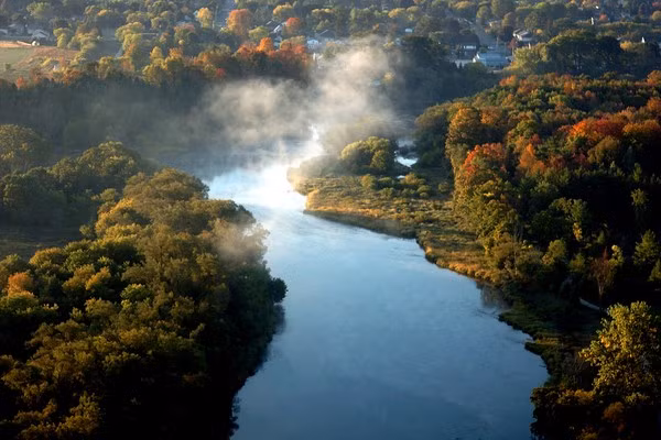 Ngũ Đại Hồ (Great Lakes) là năm hồ lớn nằm gần biên giới Hoa Kỳ – Canada. Nơi đây là nguồn dự trữ nước ngọt lớn nhất trên Trái đất. Tuy nhiên, danh hiệu này hoàn toàn có thể bị xóa bỏ khi... băng ở hai cực tan chảy với tốc độ mạnh như hiện nay.