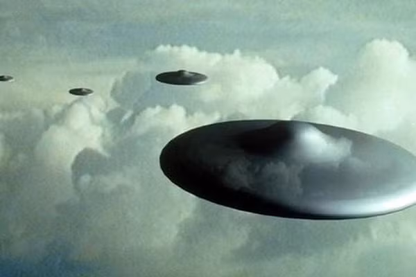 Một phi công đã cố tiến sát đến vật thể lạ này, nhưng rốt cuộc lại bị UFO này bay ra phía sau máy bay của mình. Anh này cố dùng mọi kỹ thuật nhào lộn để lật ngược tình thế nhưng vô hiệu, vật thể lạ vẫn bám dính phía sau đuôi trước khi biến mất.