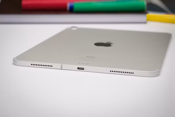 Có dự đoán cho rằng, Apple sẽ nâng cấp iPad bình dân với thiết kế mới, bao gồm màn hình 10.5 inch, cổng USB-C, cạnh phẳng, camera lồi. Các tính năng khác được đồn là chip A14 Bionic, hỗ trợ 5G.