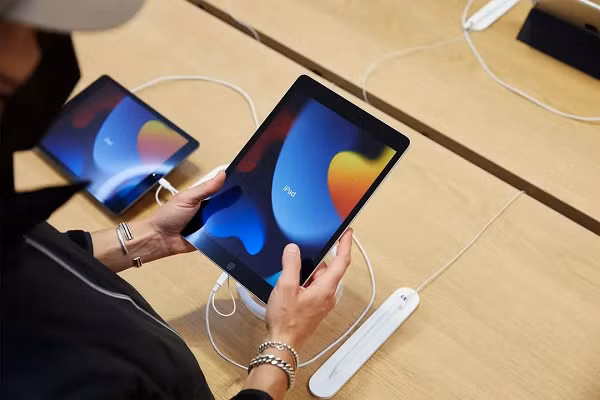 Dù iPad thế hệ 10 có thể vẫn giữ lại nút Touch ID, tin đồn gợi ý thiết bị sẽ không còn jack tai nghe. Apple giới thiệu iPad thế hệ 9 vào tháng 9/2021 với các tính năng quan trọng như màn hình 10.2 inch, chip A13 Bionic, camera trước 12MP hỗ trợ Center Stage, True Tone và gấp đôi dung lượng tối thiểu.