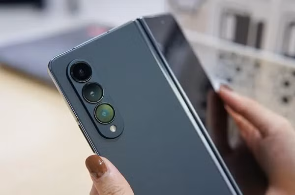 Tuy nhiên, do thay đổi về kích thước nên tỷ lệ của màn hình của máy cũng thay đổi theo, trở thành 23,1 : 9 thay vì 23,5 : 9 như trên thế hệ cũ. Samsung đã nâng cấp cho Z Fold 4 camera chính lên hẳn độ phân giải 50MP (Fold 3 chỉ là 12MP), có OIS, khẩu độ F1.8, lấy nét Dual Pixel AF. (Ảnh: Minh Hiếu/Vietnam+).