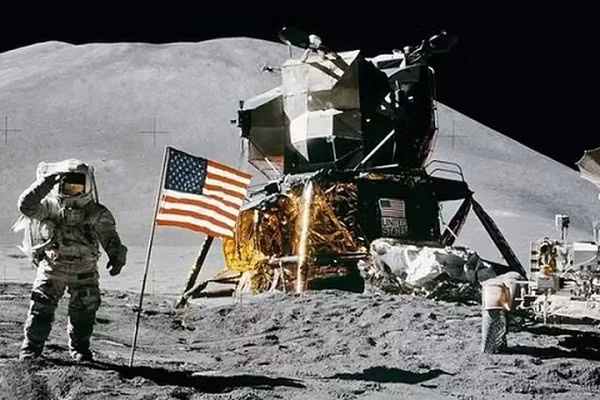 Ông Aldrin nhớ lại việc đã nhìn thấy một UFO khi ấy: "Có vật thể gì đó bên ngoài. Nó đủ gần để nhìn thấy được với hình dạng giống chữ L".