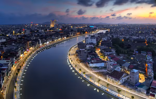 Thành phố nhỏ xinh đẹp Hải Phòng còn có tên gọi là thành phố Hoa Phượng đỏ và nếu bạn tới đây vào mùa hè, khi đi trên các con phố bạn sẽ choáng ngợp với những chùm hoa phượng đỏ rực một góc trời. Đây cũng là một nơi đáng để khám phá với nhiều công trình kiến trúc cũ từ thời thuộc địa còn tồn tại như một nét đẹp rất riêng của nơi đây như Ga Hải Phòng, Bưu điện trung tâm, Nhà hát thành phố...