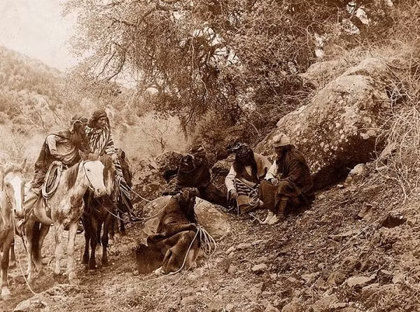 Một vài tin đồn cho rằng, sau khi cướp tiền và vàng bạc từ một toa tàu, những thổ dân Apache đã giấu chiến lợi phẩm trong hầm trên núi Winchester, bang Arizona, Mỹ. Rất nhiều người tham gia tìm kiếm kho báu mất tích để thử vận may bất chấp những câu chuyện cho rằng họ có thể sẽ hứng chịu những lời nguyền từ người quá cố.
