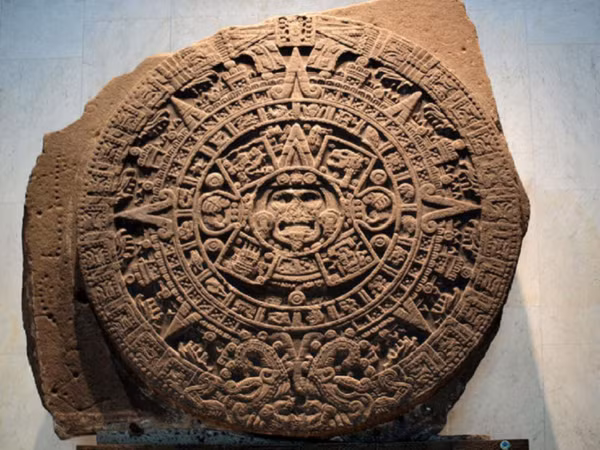 Người Ai Cập cổ đại đã tạo ra lịch như một phương tiện để theo dõi các mùa nông nghiệp. Vì con sông quan trọng nhất của khu vực, sông Nile, bị ngập lụt gần như cùng một thời điểm mỗi năm, lịch này cho phép người dân dự đoán khi nào các con sông sẽ vỡ bờ.