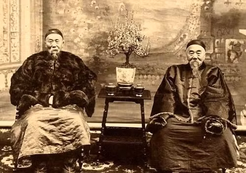 Lý Hồng Chương (trái), một đại thần nổi tiếng vào cuối triều đại nhà Thanh, và là một trong những nhà lãnh đạo chính của phong trào vận động Dương vụ. Gia đình Lý đại thần có 8 anh chị em, ông là con thứ 2 và trong ảnh là tầm hình chung với anh trai ông Lý Hạn Chương. Tuy nhiên, nhìn tầm hình này, chắc không ít người lầm tưởng họ là anh em sinh đôi.