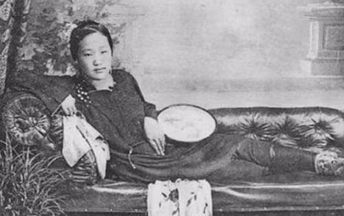 Vào thời phong kiến, địa vị của người phụ nữ tương đối thấp kém. Họ phải phục tùng chồng và con trai, cả đời đều phải nhìn vào đàn ông để hành sự. Vì vậy, nhiều phụ nữ xuất thân từ những gia đình không có điều kiện tốt, do hoàn cảnh ép buộc mà sẽ bị bán vào thanh lâu. Có người tự nguyện có người không, nhưng rồi tất cả họ đều trở nên phục tùng, bởi như vậy mới có thể thay đổi cuộc sống.