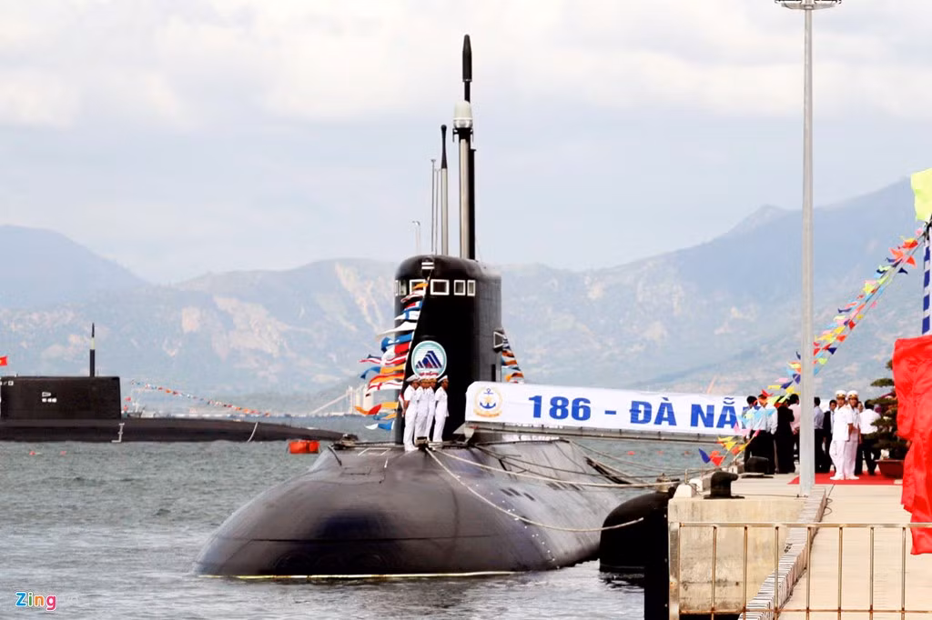 Trước đó, vào ngày 31/12/2013, tàu ngầm Kilo đầu tiên về đến Việt Nam là 182 Hà Nội. Tiếp đến là các tàu 183 TP.HCM (tháng 3/2014), 184 Hải Phòng (28/1/2015), 185 Khánh Hòa (tháng 6/2015) và 186 Đà Nẵng (tháng 2/2016). Ảnh: Zingnews.