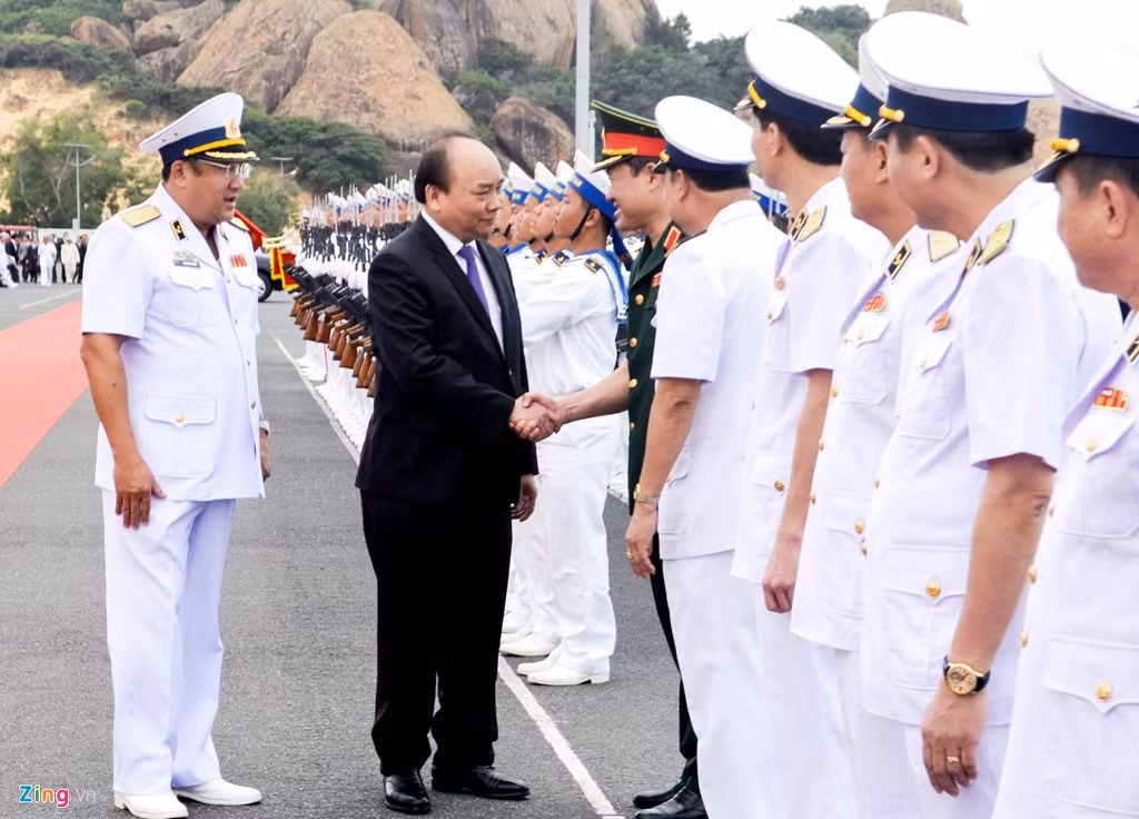Phát biểu tại lễ thượng cờ, Thủ tướng Nguyễn Xuân Phúc nhấn mạnh đường lối quốc phòng của Việt Nam là hòa bình, là tự vệ. Việc hiện đại hóa quân đội, trong đó có phát triển lực lượng tàu ngầm hiện đại là việc làm bình thường của quốc gia có biển, không phải chạy đua vũ trang, không nhằm vào bất cứ quốc gia nào, mà để bảo vệ vững chắc chủ quyền biển đảo, thềm lục địa. Ảnh: Zingnews.