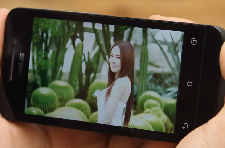 Zenfone 4 nổi lên như một ứng viên sáng giá sẽ độc chiếm thị phần phân khúc giá rẻ nhờ cấu hình tốt, khiến người dùng khó có thể phớt lờ. Giá: 1.890.000 VND.