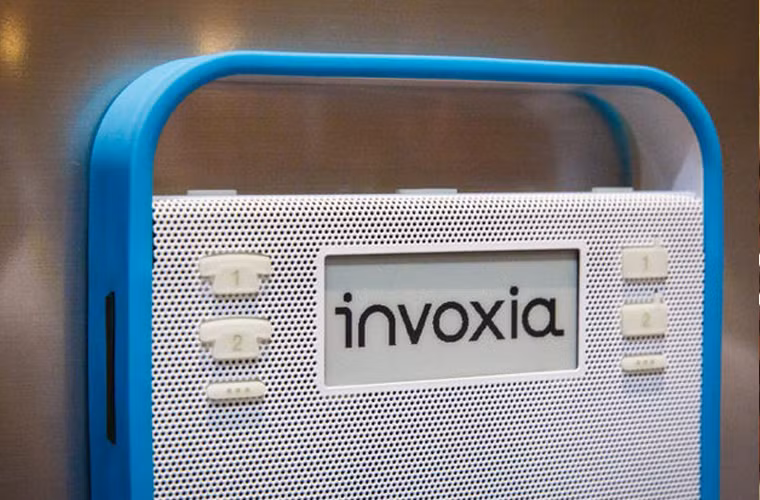 INVOXIA TRIBY: Khi bạn dán Invoxia Triby trên cánh cửa tủ lạnh hoặc bất kỳ bề mặt từ tính nào, kết nối Wifi hoặc Bluetooth với các thiết bị di động khác trong nhà của bạn, Invoxia Triby cho phép bạn nhận cuộc gọi, tin nhắn, hình vẽ và thậm chí nghe đài phát thanh hay phát âm nhạc được lưu trữ trên điện thoại thông minh của bạn thong qua loa tích hợp.