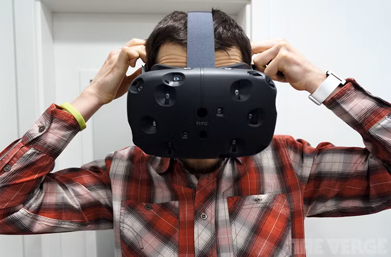 HTC Vive cho phép người dùng có thể bước vào thế giới ảo và tương tác với các đối tượng trong các game được lập trình sẵn.