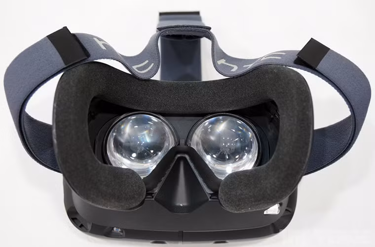 HTC Vive được trang bị hơn 70 cảm biến và hỗ trợ trải nghiệm trong không gian ảo 360 độ.