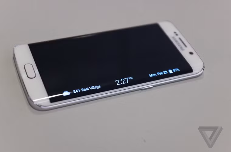 Thông tin về thời tiết, giờ giấc, ngày tháng và thời lượng pin hiển thị bên cạnh cong của Galaxy S6 Edge.