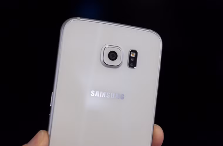 Camera thiết kế hơi lồi, kế bên là đèn flash và cảm biến nhịp tim.