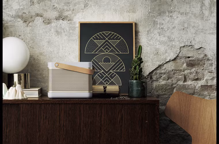  Bang &amp; Olufsen Beolit 15 trông nhỏ nhắn như một hộp cơm.