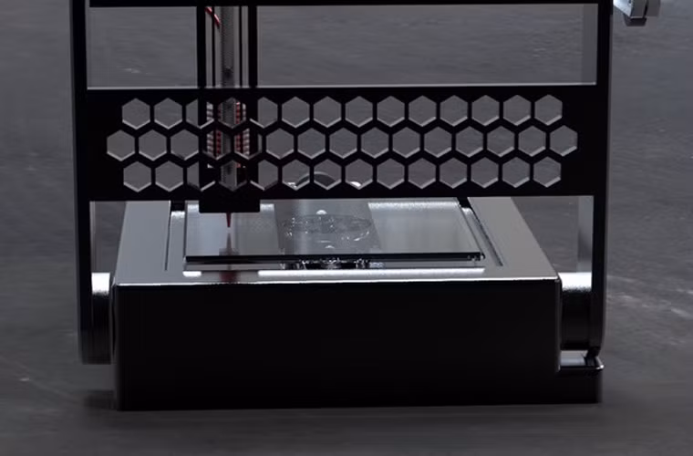 MÁY IN XYZ3D là chiếc máy in 3D mới nhất dành cho lĩnh vực ăn uống. Các đầu bếp không cần mất nhiều thời gian để viết "Happy Birthday" trên chiếc bánh sinh nhật vì máy in có thể làm việc này ngay tại chỗ. Bạn cũng có thể viết một tin nhắn bằng sô cô la trên một lát bánh mì hoặc tạo nhiều hình bánh quy trước khi đưa vào lò nướng.