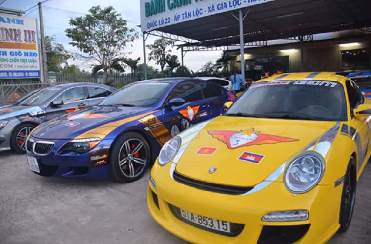 Vì điều kiện đường sá không phù hợp những mẫu xe tính năng cao gầm thấp, nên chủ yếu là xe thể thao hạng sang tham gia hành trình.