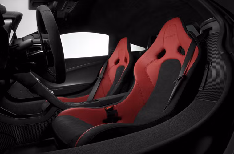 Ghế ngồi siêu nhẹ nhờ vật liệu sợi carbon, phủ Alcantara tiêu chuẩn và trông giống như trên siêu xe McLaren P1.