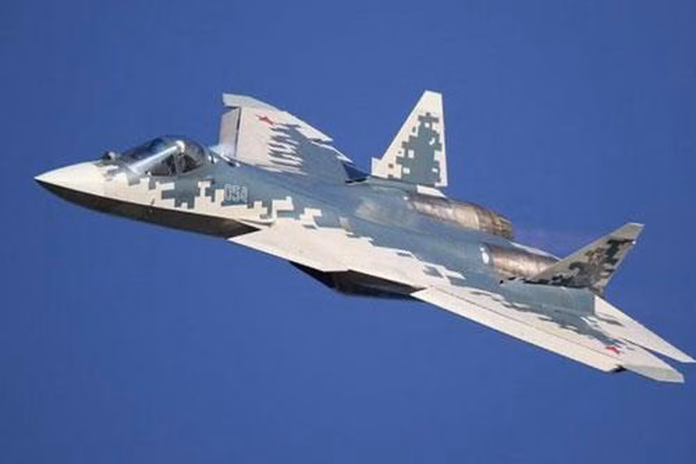 Ngoài ra trong vụ phóng thử mới nhất, Su-57 đã “quay lưng” về phía camera, không cho thấy khoảnh khắc mở cửa khoang vũ khí, dẫn tới nhận định thực chất quả tên lửa vẫn được treo phía ngoài mà thôi.