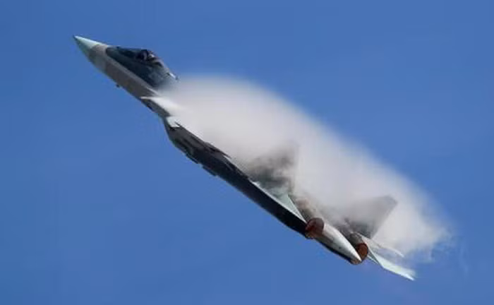 Được biết chuyến bay này của chiếc Su-57 sản xuất loạt diễn ra tại sân bay KnAAZ. Trước đó nhà máy hứa rằng nó sẽ cất cánh vào cuối tháng 10, việc bàn giao máy bay chiến đấu cho Bộ Quốc phòng sẽ diễn ra trước cuối năm nay.