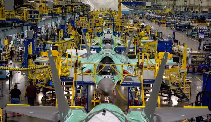 Hiện tại tập đoàn Lockheed Martin - nhà sản xuất F-35 vừa thông báo dây chuyền sản xuất đang phải hoạt động cầm chừng liên quan đến khó khăn trong công tác thử nghiệm cũng như vướng mắc tìm kiếm nhà sản xuất thay thế Thổ Nhĩ Kỳ.