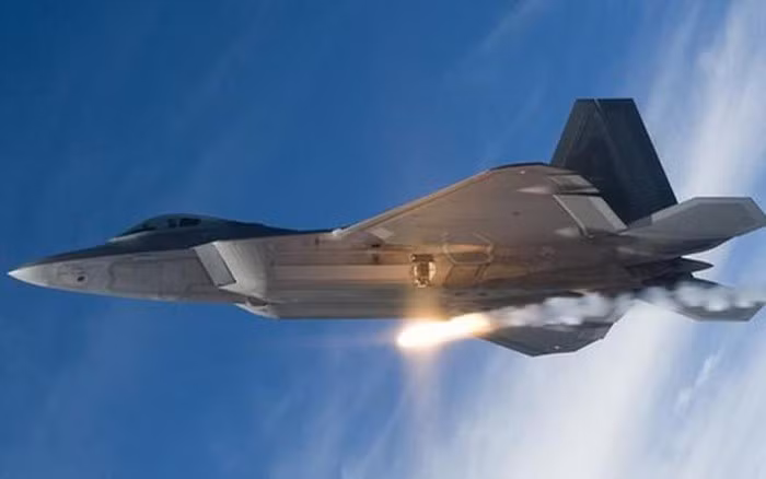 Theo các chuyên gia quân sự, sức mạnh và hiệu năng chiến đấu của một chiếc Raptor có thể cao hơn 4 đến 5 lần máy bay chiến đấu thế hệ thứ 4, nghĩa là một chiếc F-22 Raptor có thể đối đầu và giành thắng lợi trong không chiến với 4 chiếc tiêm kích thế hệ thứ 4 (MiG-29, Su-27, Su-30, Su-35...) một lúc.