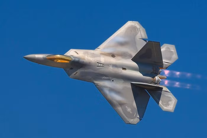 F-22 mang biệt danh Raptor nghĩa là “Chim ăn thịt”, nó có chuyến bay đầu tiên vào năm 1997, chính thức đi vào biên chế năm 2005, và lần thực chiến đầu tiên là nhiệm vụ phá hủy bộ chỉ huy của quân khủng bố IS vào năm 2016.