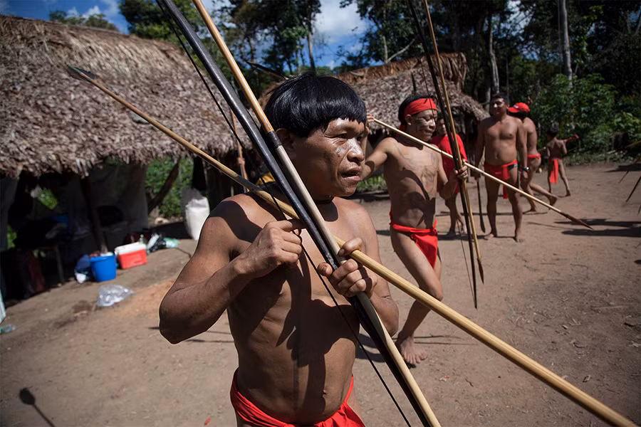 Bộ tộc Yanomami là thổ dân da đỏ bản địa ở vùng rừng rậm Amazon nằm ở biên giới giữa Venezuela và Brasil với dân số chừng 20.000 người. Họ sống trong hàng trăm ngôi làng và tạo thành nhóm bộ lạc lớn nhất trong rừng Amazon.