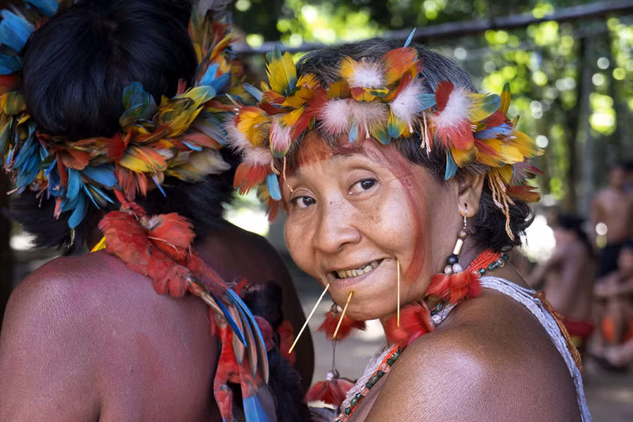 Người Yanomami có một nghi thức mai táng kỳ lạ, gần như là ăn thịt người, được gọi là Endocannibalism. Theo đó, họ dùng tro cốt người chết ra chế biến thành thức ăn hoặc làm gia vị cho nhiều món, với món chính là súp chuối. Người Yanomami tin rằng, những linh hồn cần được bảo vệ. Những linh hồn này chỉ có thể nghỉ ngơi và thực hiện quá trình chuyển đổi khi thể xác bị đốt cháy hoàn toàn và tro cốt được người thân ăn hết. 