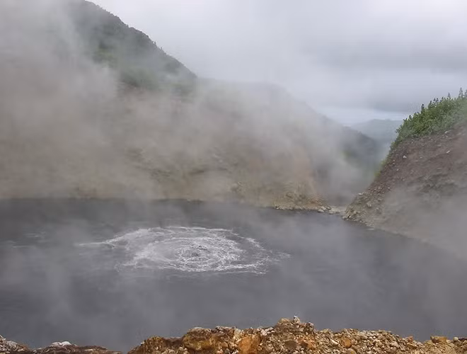  Hồ nước sôi Boiling là một hồ nước nóng ở vườn quốc gia Morne Trois Pitons thuộc quốc đảo Dominica có độ cao 762m so với mực nước biển, sâu chừng 95m, rộng 60m.